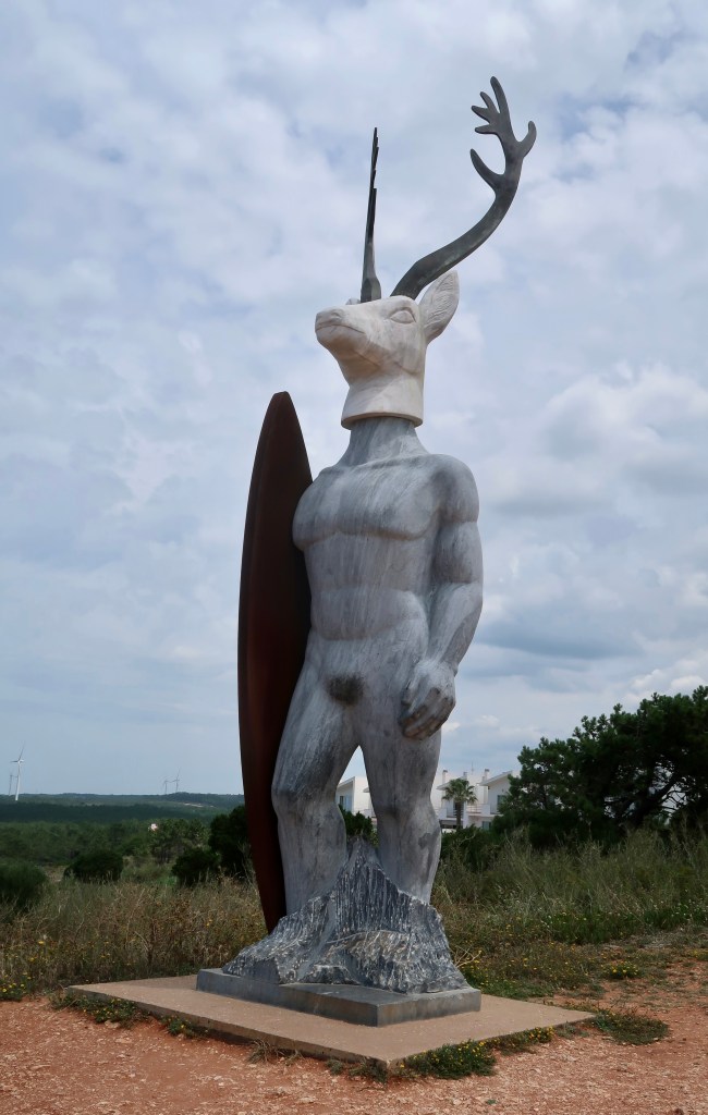 "Veado" sculpture, Sítio